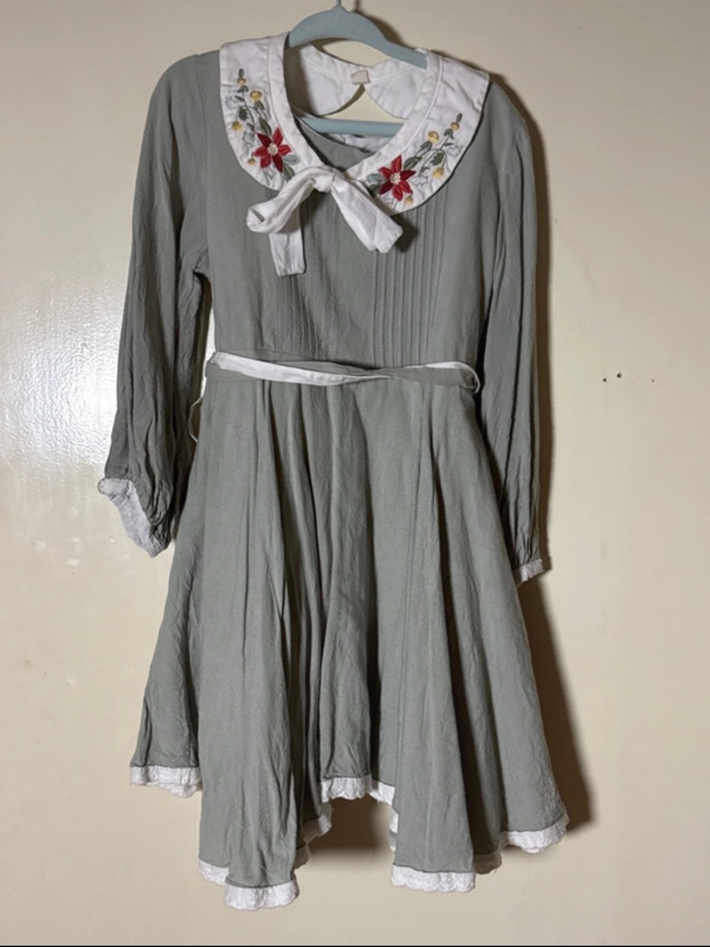 Long-Sleeve Dress with Embroidered Peter Pan Collar- WELL DRESS WOLF